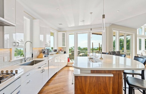Montauk House | Majestic contemporary beachfront home sited on 1.32 acres with private .