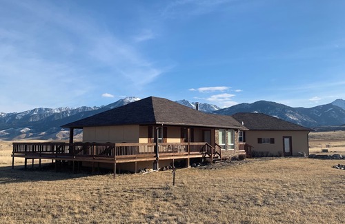 Livingston House | Majestic Getaway in the Mountains The Steele House Paradise Valley Montana