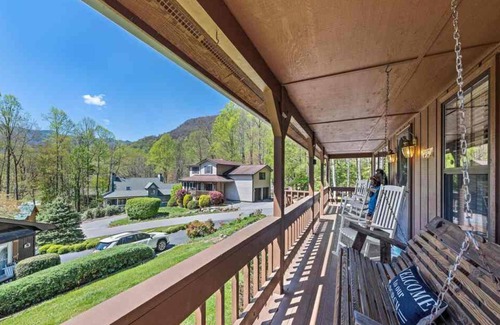 Maggie Valley Cabin | Majestic Grace-Spacious, Great Location, Garage, Motorcycle Friendly, Elk Visits
