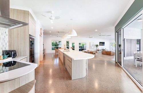 Leanyer House | Majestic Manor: Pool - BBQ - Jacuzzi
