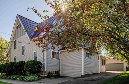 Appleton House | Majestic Mansion on State - Sleeps 13