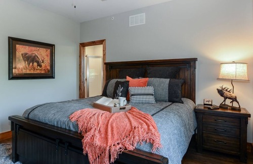 Reeds Spring Cabin | Majestic Moose Lodge - 5 Star Resort Amenities, Pool, Lake, Gym, Tennis