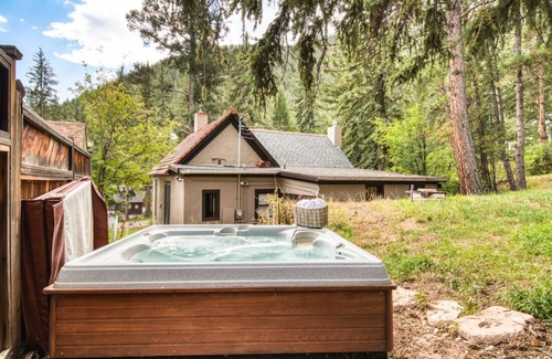 Cascade Cottage | Majestic mountain cabin near Pikes Peak, hot tub close to waterfall hike