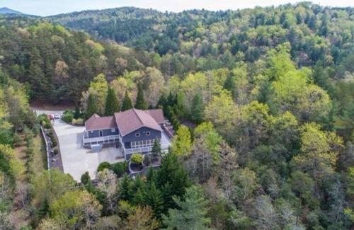 Helen Villa | Majestic Mountain Mansion ~ Scenic Views ~ Hot Tub