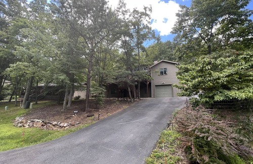 McGaheysville House | Majestic Mountain House with Game room, deck, 2 mins from ski slopes