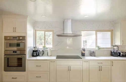 Sonoma House | Majestic Redwoods, Pool, Hot Tub, Chefs Kitchen