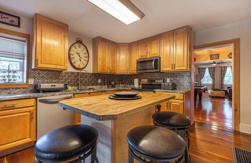Dubuque House | Majestic & Relaxing Home w/3 Beds Pool Table Bar! Sleeps 8
