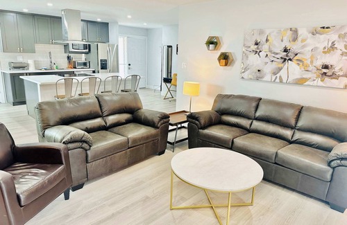 West University House | Majestic Reno Villa/4Bedrooms/Sleeps14