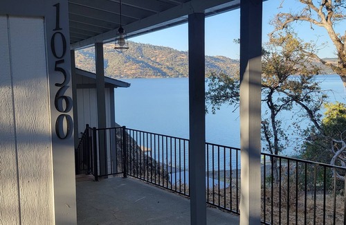 Clearlake House | Majestic Rock House