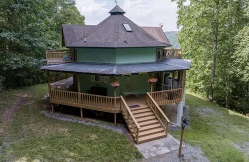 Aquone Cabin | Majestic, three bedroom mountaintop vacation retreat! Pet friendly!