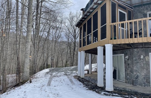 Aquone Cabin | Majestic, three bedroom mountaintop vacation retreat! Pet friendly!