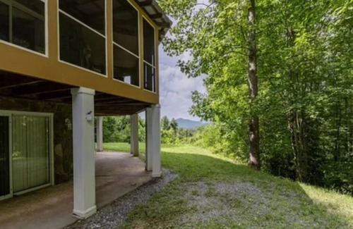 Aquone Cabin | Majestic, three bedroom mountaintop vacation retreat! Pet friendly!