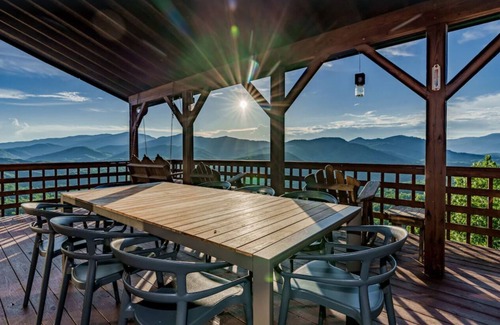 Bryson City Cabin | Majestic View Bryson City: Hot Tub + Pool Table + Amazing Views + Pet Friendly