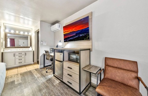 South Lake Tahoe Hotel | Majestic Views! 1BR Accommodation w/Kitchen! Breakfast, Pets Allowed!