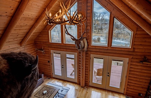Meeteetse Cabin | Majestic Wyoming Landscape. Riverfront log cabin. Relax in or explore out!