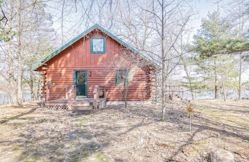 Waupaca Cottage | Make Good Choices! LAKE FRONT- 2 King beds and 2 baths