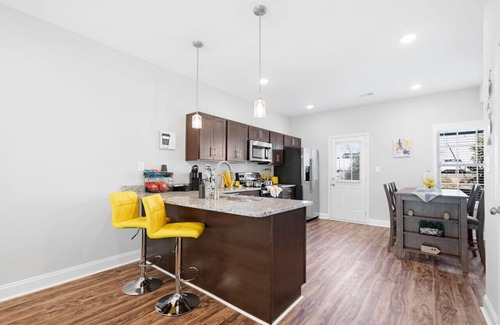 Clarksville Condo | Make Lemonade in luxury w/king bed & free parking