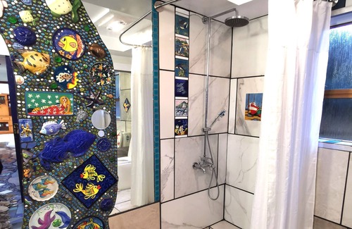 Waimarama Apartment | Make memories in this artists quarters.nBlue mosaic place - start to explore HB.