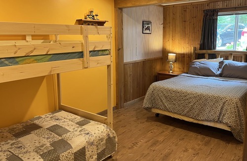 Lanark Highlands Cottage | Make Memories with family/friends at our beautiful Lake front Macwan's Cottage