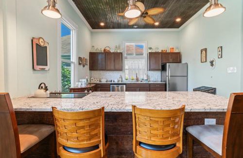 Galveston House | Make new memories at Galvez Cottage