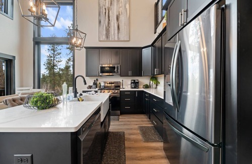 Deadwood House | Make Time Lodge- Clubhouse Access, Outdoor fireplace/Seating, Hot Tub, & Garage