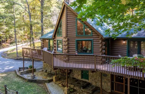 Sapphire Cabin | 'Make Your Mark' Cozy Sapphire Cabin with Hot Tub