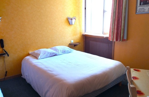 Digne-les-Bains Hotel | Making The Best Memories Along The Way! Triple Room, Free Parking!