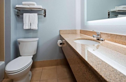 Blaine House | Making the Best Memories Along the Way! Free Breakfast, Pool, Free Parking