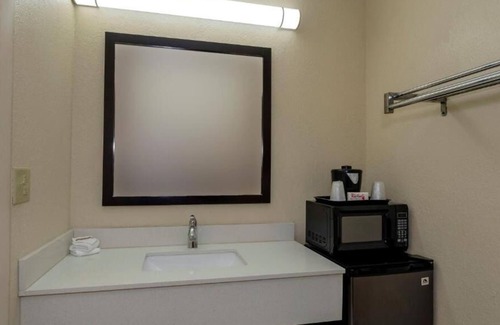 Ellenton House | Making The Best Memories Along The Way! Pet-friendly, Pool, Free Parking!