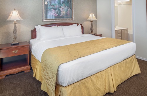 Table Rock Hotel | Making The Best Memories Along The Way! Pool, Walk to Shopping and Dining