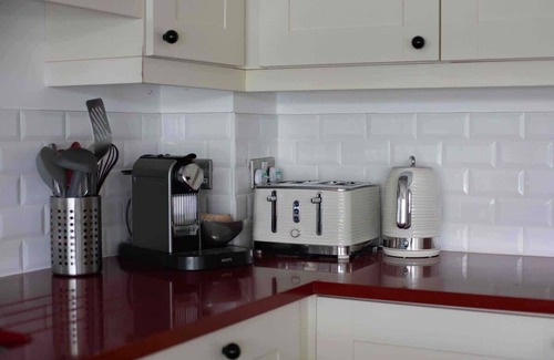Ampney Crucis House | Malachite Lakehouse | Hot Tub & Dog Friendly
