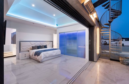 Malibu Villa | Malibu Beachfront Luxury Escape - Rooftop Dining!