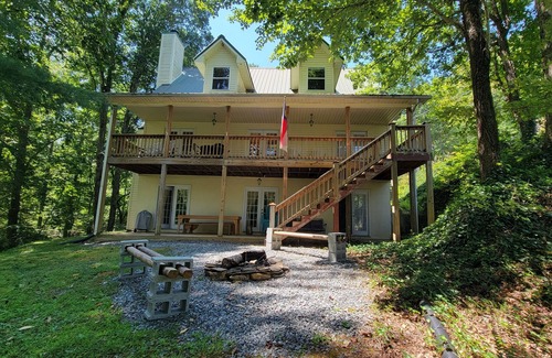 Almond Cabin | Mallard Cove - lakeside pets WiFi, Mallard Cove - lakeside pet friendly