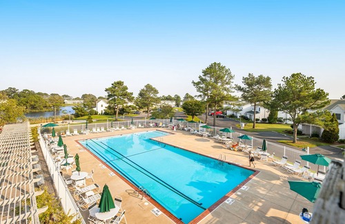 Selbyville House | Mallard Lakes Home w/Beautiful Water Views From Screened-In Porch, Shared Pool, WD