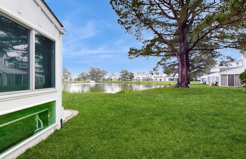Selbyville House | Mallard Lakes Waterfront Getaway w/Free WiFi, A/C, Shared Pools, & Hot Tub