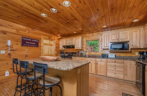 McHenry House | Mallard Landing | Prime Lakefront Location + Hot Tub & Pool Table!
