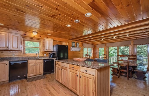 McHenry House | Mallard Landing | Prime Lakefront Location + Hot Tub & Pool Table!