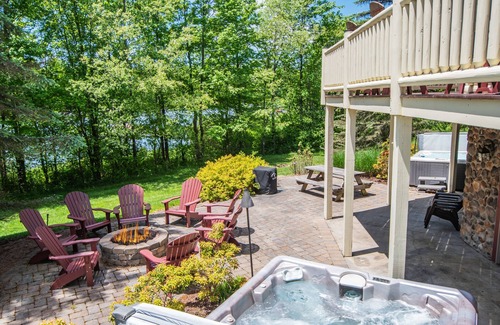 McHenry House | Mallard Landing | Prime Lakefront Location + Hot Tub & Pool Table!