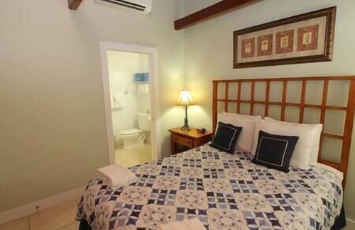 New Town Hotel | Mallory Resort, Beach, Hot Tub, Pool, BBQ, Marina