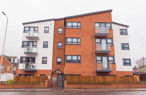 Reading Apartment | Malthouse Court - Deluxe 2-Bed with Balcony