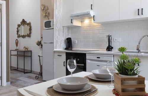 El Cabanyal Apartment | Malvarrosa Las Arenas Access. WiFi + Air Conditioning + 5 Pax