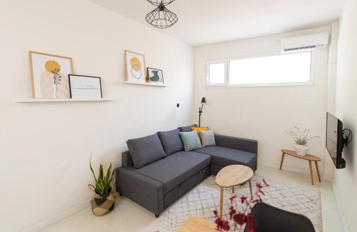 Aigio Apartment | Malvina's Dream 2. Lower Ground Renovated Getaway