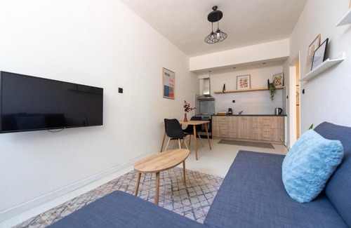 Aigio Apartment | Malvina's Dream 2. Lower Ground Renovated Getaway