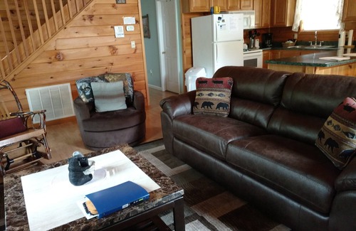 Pigeon Forge Cabin | Mama Bear - Beautiful Cabin near Gatlinburg & Pigeon Forge - Pet Friendly