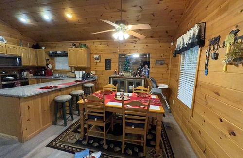 Pigeon Forge Cabin | Mama Bear - Beautiful Cabin near Gatlinburg & Pigeon Forge - Pet Friendly