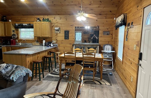 Pigeon Forge Cabin | Mama Bear - Beautiful Cabin near Gatlinburg & Pigeon Forge - Pet Friendly