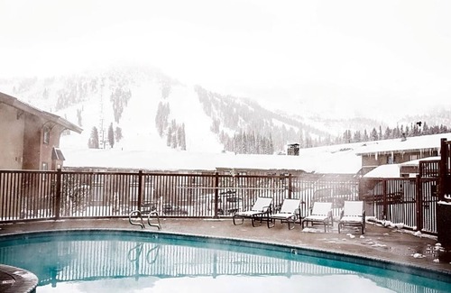 Mammoth Lakes Apartment | Mammoth Mountain Inn provides flawless service and all the necessary facilities for visitors .