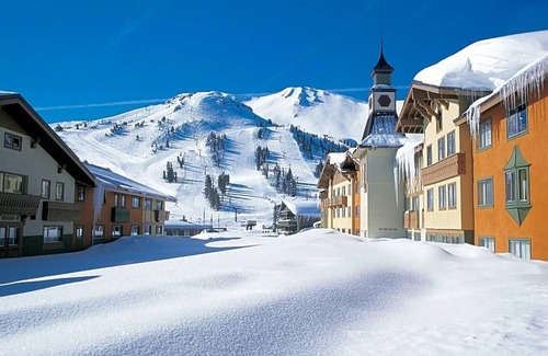 Mammoth Lakes Apartment | Mammoth Mountain Inn provides flawless service and all the necessary facilities for visitors .
