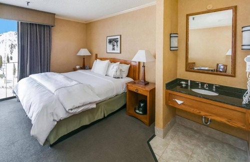 Mammoth Lakes Apartment | Mammoth Mountain Inn provides flawless service and all the necessary facilities for visitors .