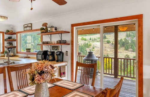 Jardine House | 'Mammoth Overlook of Yellowstone' Mountain Views! Near North Entrance!